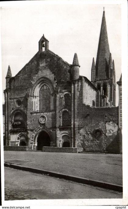 CPA Airvault (Deux Sevres) L Eglise