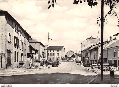 57-ALBESTROFF- LA GRAND'RUE - VOIR POMPE A ESSENCE