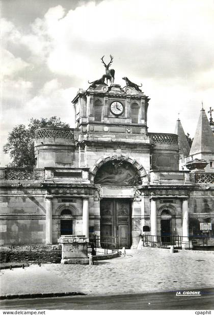 CPM Anet Eure et Loir Le chateau Le portail