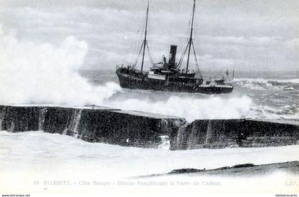 D64 CÔTE BASQUE - BIARRITZ - ANGLET < BATEAU FRANCHISSANT LA BARRE DE L'ADOUR