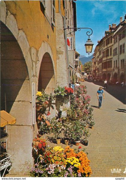 CPM Annecy Haute Savoie Ville fleurie Zone pietonne fans la rue du Paquier