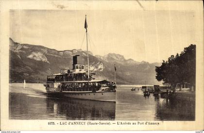 CPA Lac d Annecy L Arrivee au Port d Annecy Bateau