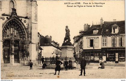 CPA ARCIS-sur-AUBE Place de la République Aube (100978)