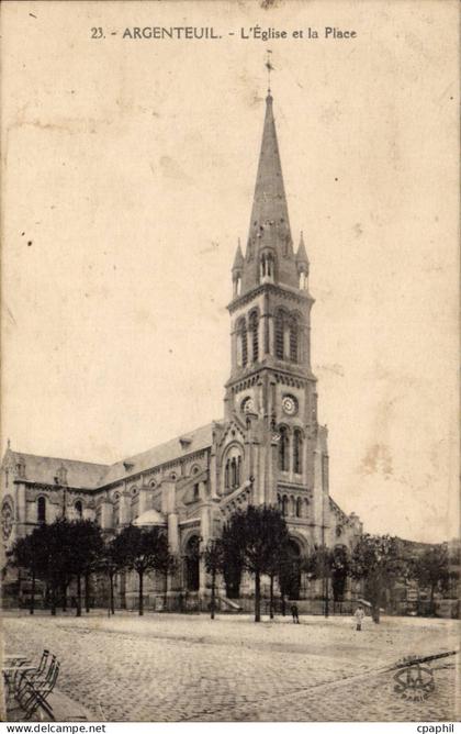 Argenteuil - L'Eglise et la Place - CPA