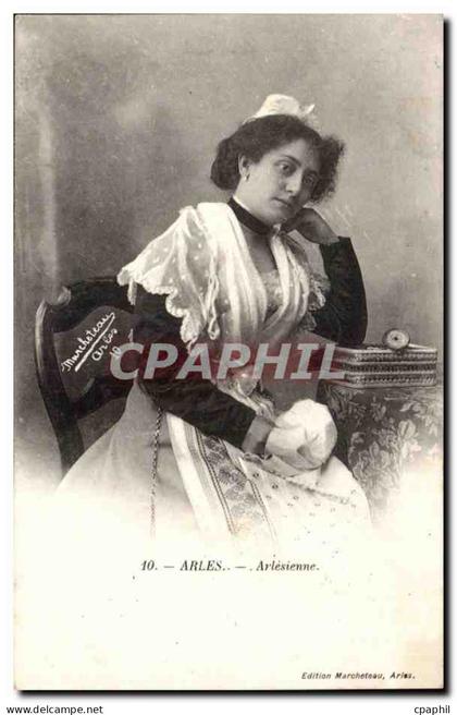 Arles - Arlesienne -- CPA