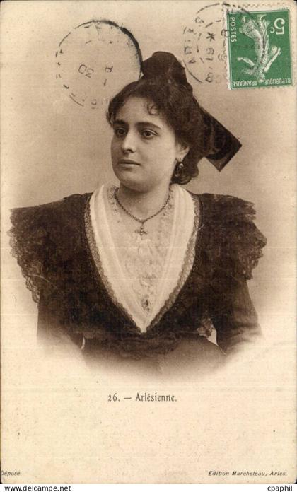 CPA Arles Arlesienne Folklore Costume