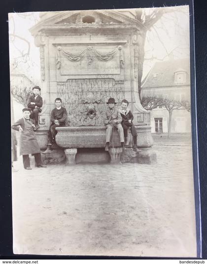 Arnouville les Gonesses Rare photo 1900 enfants apprenti posant devant la fontaine 11cmx8cm