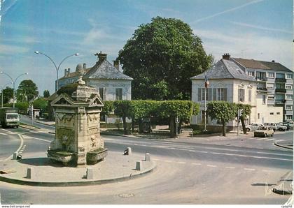 CPM Arnouville les Gonesse (Val d'Oise) La Fontaine (XVIIIe S) Place de la Republique et la Mairie