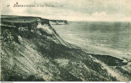 CPA Arromanches Les Falaises