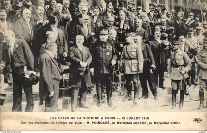 Paris CPA FEtes de la Victoire 13 juillet 1919 Sur les marches de l'hotel de ville M Poincare Joffre Foch