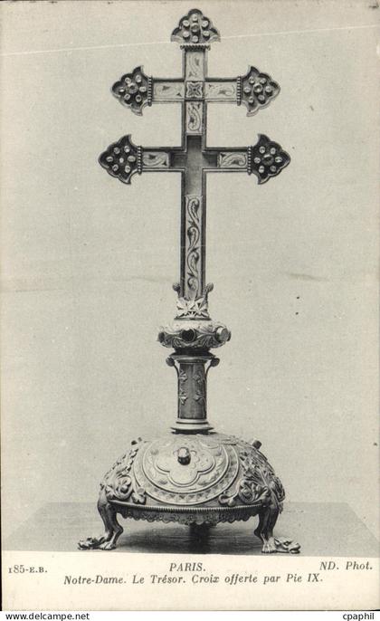 CPA Paris Notre Dame Le Tresor Croix Offerte Par Pie IX