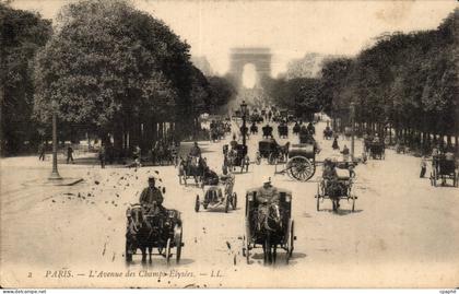 Paris 8 - L'Avenue des Champs Elysees CPA (automobiles tres animee)