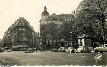 Dép 75 - Voitures - Automobile - Paris - Arrondissement 09 - Le square Montholon et la rue Lafayette - bon état général