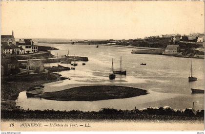 CPA Audierne- Entree du port FRANCE (1025524)