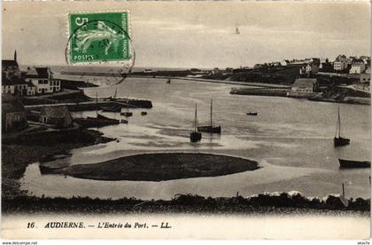 CPA Audierne- Entree du port FRANCE (1025527)