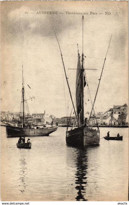 CPA Audierne- Thonniers au Port FRANCE (1025501)