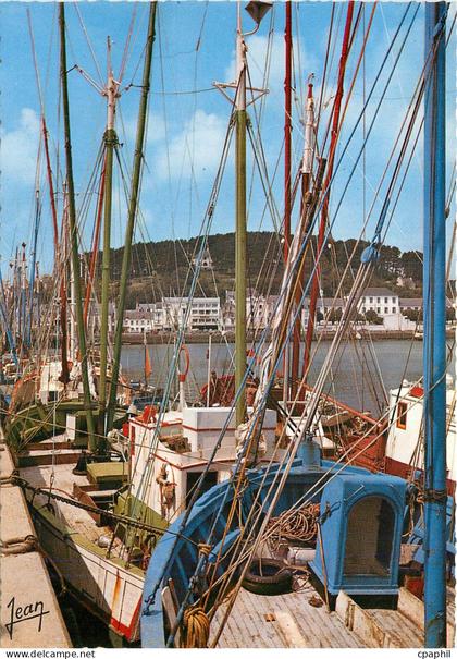 CPM La Bretagne Audierne Thoniers a quai Bateaux