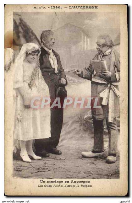CPA L'Auvergne un Mariage en Auvergne Folklore
