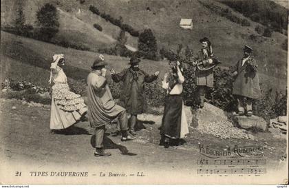 CPA Types d'Auvergne La Bourree Folklore