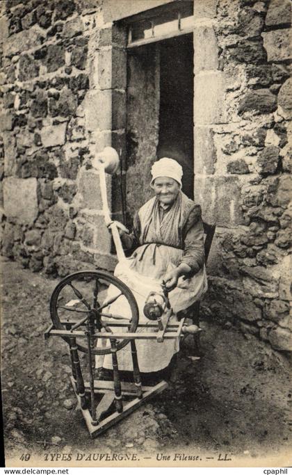 CPA Types D'Auvergne Une Fileuse Folklore