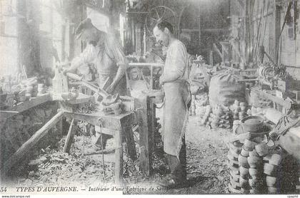 REPRO Types d'Auvergne Interieur d'une Fabrique de Sabot