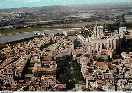 84 - Avignon - Vue aérienne du Palais des Papes et de l'Hôtel de Ville - Dans le lointain le Rhône et le Pont Saint Béné