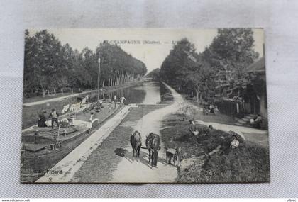 Ay en Champagne, l'écluse, péniches et bateliers, Marne 51