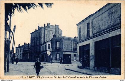 CPA BAGNOLET Rue Sadi-Carnot au coin de l'Avenue Pasteur (869118)