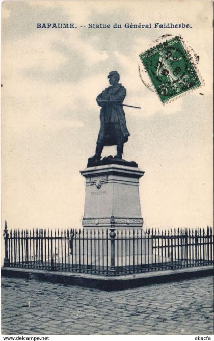 CPA BAPAUME-Statue du Général Faidherbe (45648)