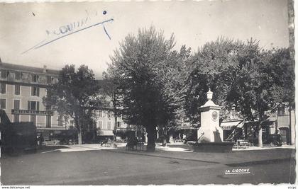 CPM Barcelonnette La Place et monument à Manuel