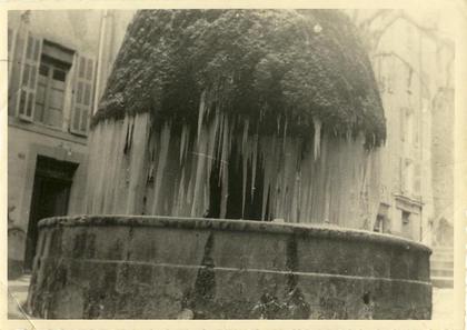 Barjols 83 - Photographie - Fontaine sous la glace Février 1956