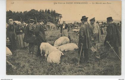 Une Foire en BASSE NORMANDIE - Le Marché aux Porcs