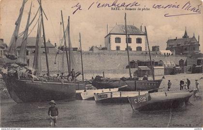 carte postale [44] Batz-sur-Mer (Bourg de B.)   bateaux de pêche   très beau plan
