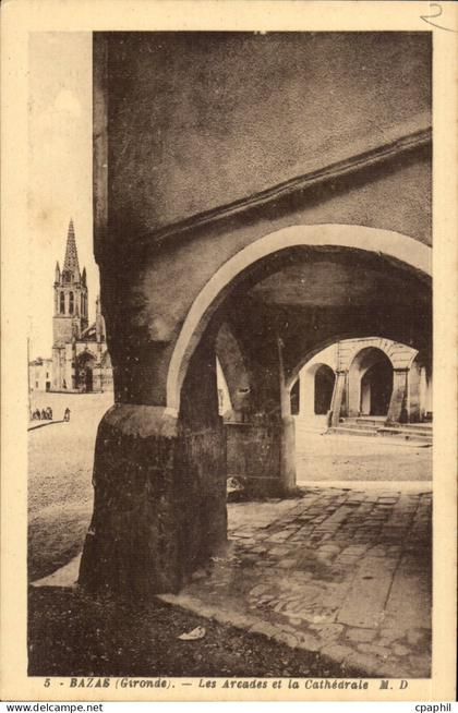 Bazas CPA Les arcades et la cathedrale