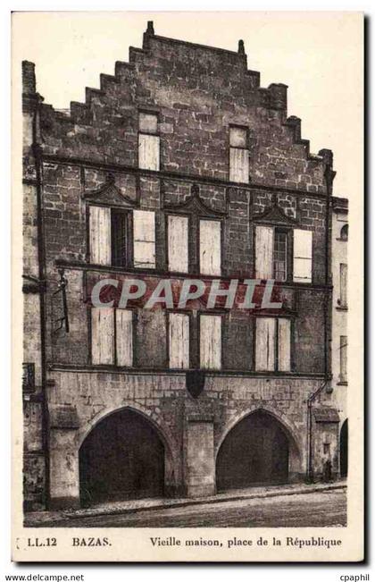 Bazas CPA Vieille maison Place de la republique