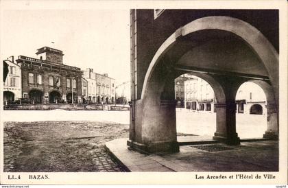 CPA Bazas Les arcades de l'hotel de ville