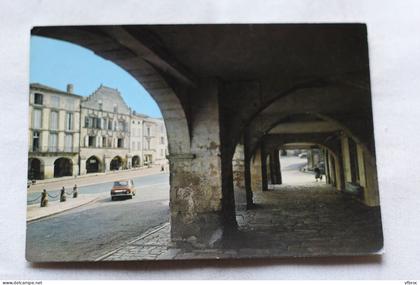Cpm, Bazas, la place de la République, les arcades et la maison Hollandaise, Gironde 33