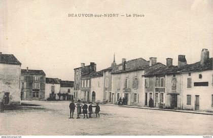 BEAUVOIR SUR NIORT : LA PLACE