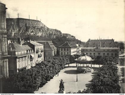 CPA Grand Format Belfort La Place d'Armes L'Hotel de Ville le Chateau et le Lion 28 * 23 cm