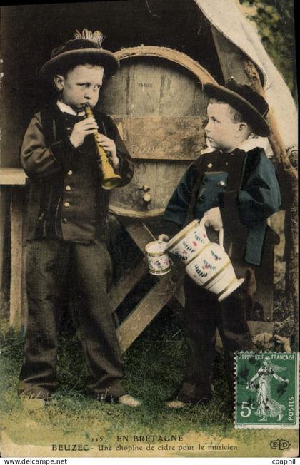 CPA En Bretagne Beuzec une Chopine de Cidre pour le musicien