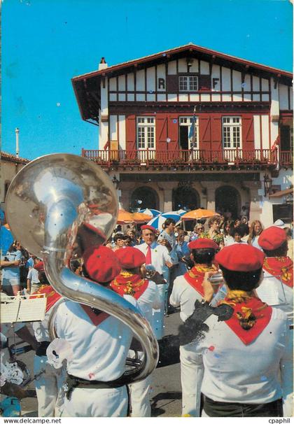 CPM Bidart La fanfare Alegera joue devant la Mairie