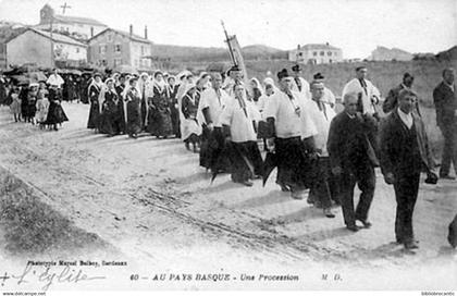 D64- AU PAYS BASQUE - BIDART < UNE PROCESSION et L'EGLISE