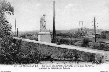 D64 - LE BOUCAU - MONUMENT DES ENFANTS DU BOUCAU MORTS POUR LA PATRIE, AU FOND LES USINES ST GOBAIN