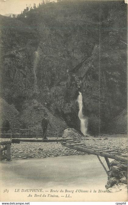CPA 585 le dauphine route du bourg d oisans a la berarde au bord du veneon