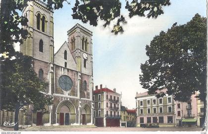 CPSM Bourgoin La Place Carnot et l'Eglise