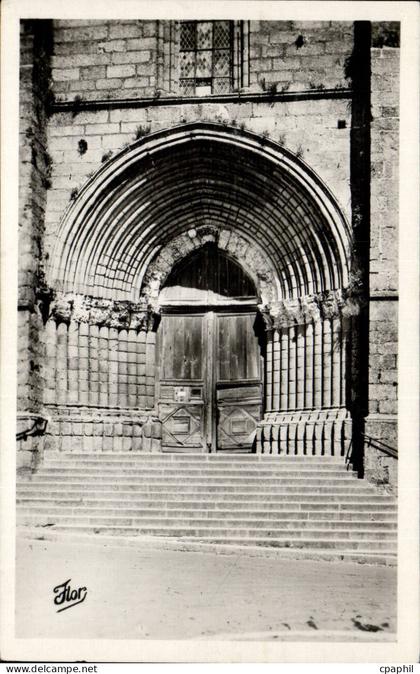 Bressuire CPA DEtail du portail de l'eglise