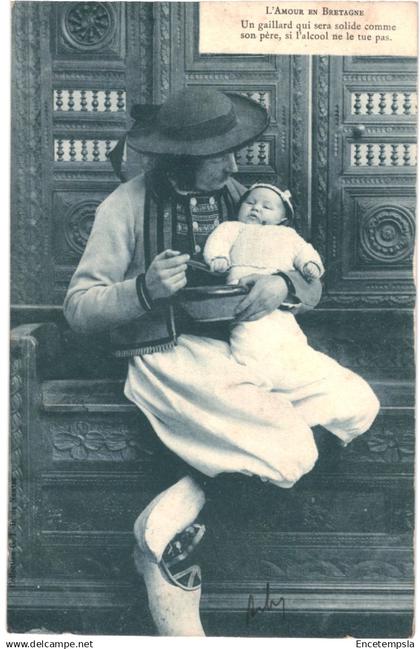 CPA Carte Postale  France  Bretagne L'Amour en Bretagne Un gaillard qui sera solide comme son père VM92454