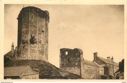 CPA La Normandie Pittoresque Bricquebec Manche Le Donjon et l'Hotel du Vieux Chateau