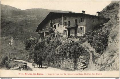 CPA BRIDES-les-BAINS Une Ferme sur la Route Moutiers-Brides-les-Bains (1192368)