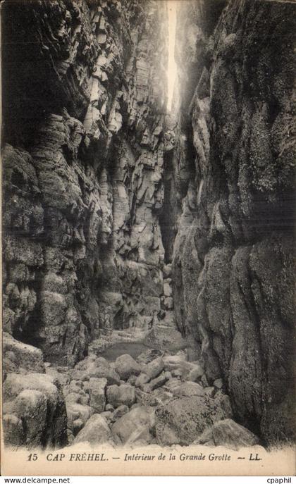 CPA Cap Frehel Interieur de la Grande Grotte